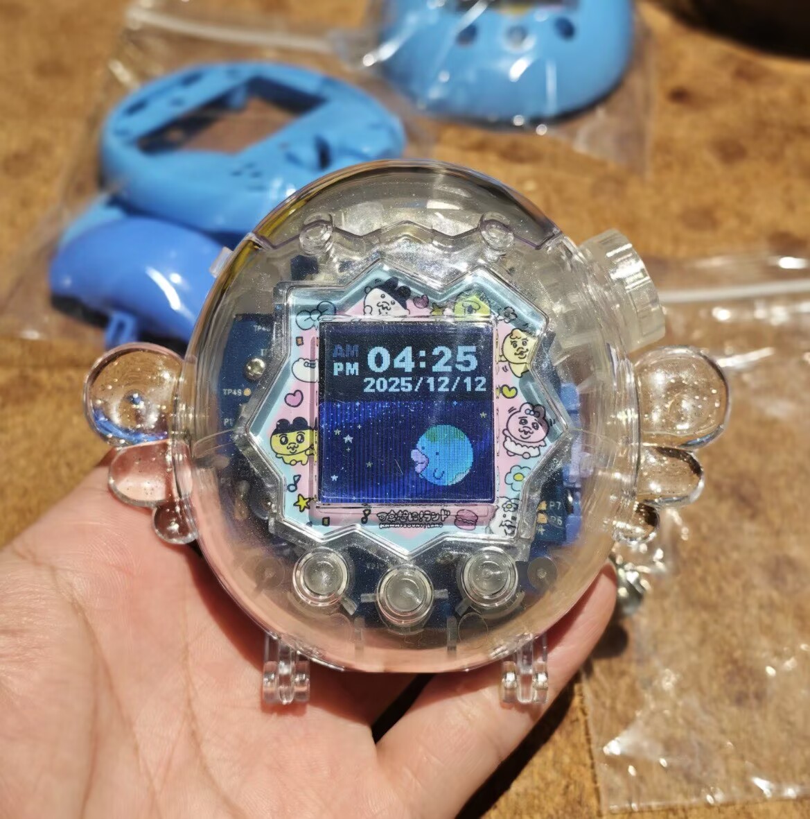 حافظة بتصميم جناح خيالي لجهاز  - مراجعة Bandai Model Tamagotchi وسعره