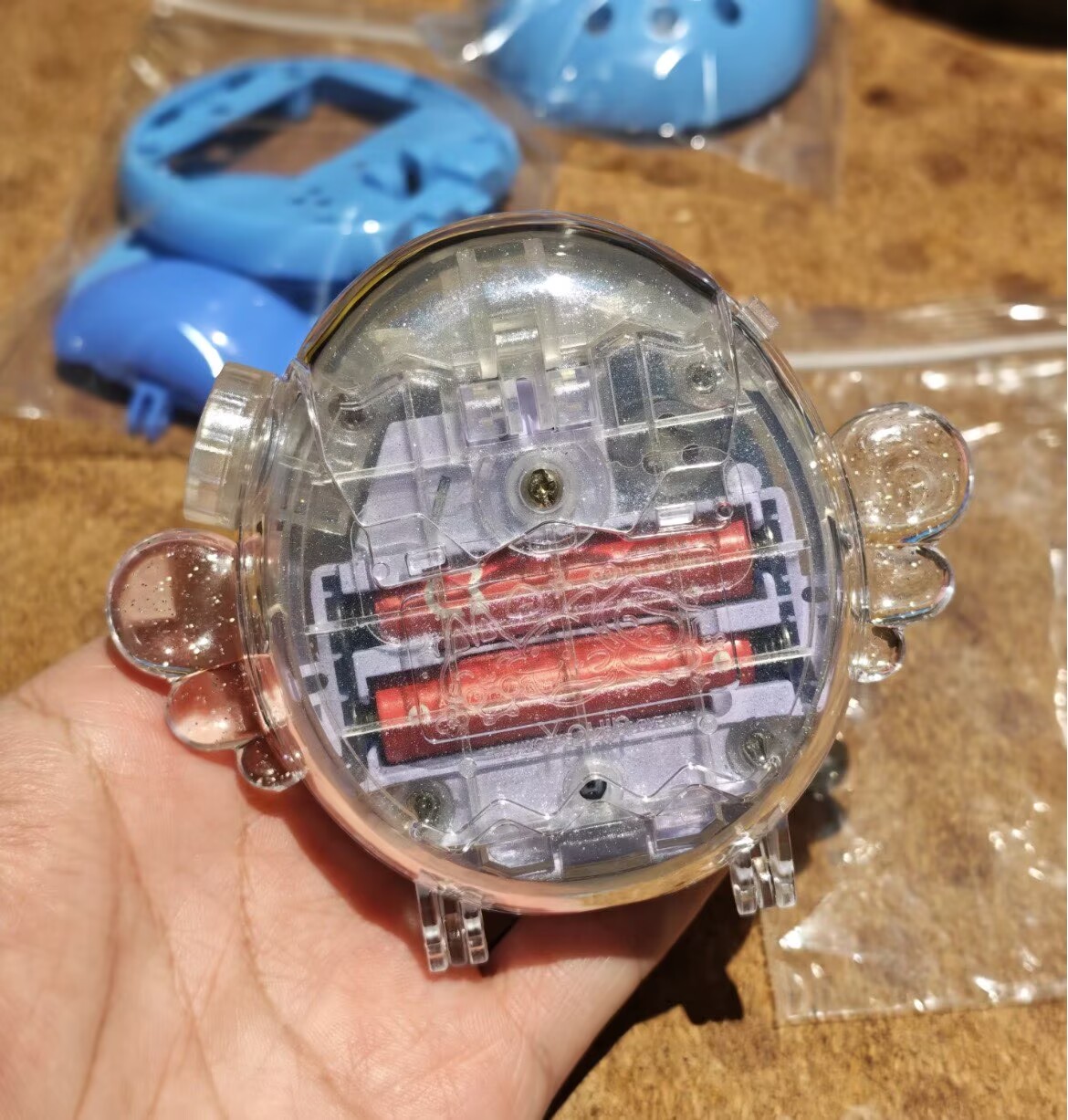 حافظة بتصميم جناح خيالي لجهاز  - مراجعة Bandai Model Tamagotchi وسعره